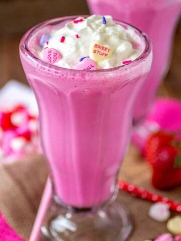 Strawberry milkshakes made with fresh strawberries to give it a super fresh and delicious flavor.