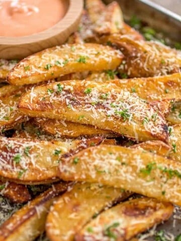 Crispy Potato Wedges - Perfectly spiced potato wedges that are perfectly crispy on the outside and tender on the inside.
