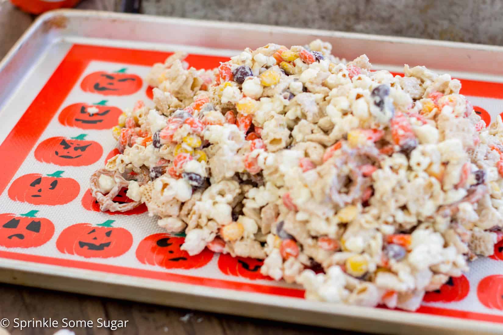 Halloween Munch - A super fun snack mix perfect for Halloween! The perfect treat for the kids to help out.