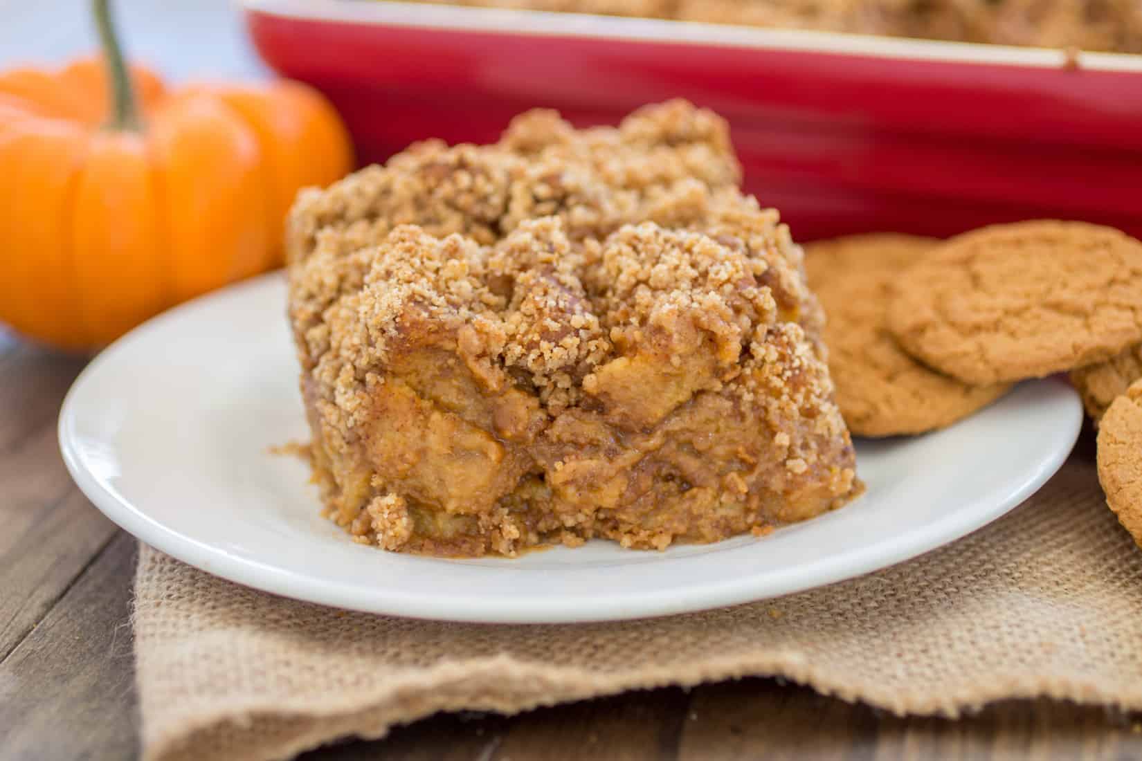 This melt-in-your-mouth bread pudding tastes like pumpkin pie but with an added spiced flair from the gingersnaps baked inside in the sweet and spicy crumble on top! - Sprinkle Some Sugar