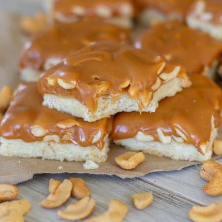 A buttery shortbread crust is topped with creamy caramel and crunchy cashews! Such a delicious combination. - Sprinkle Some Sugar