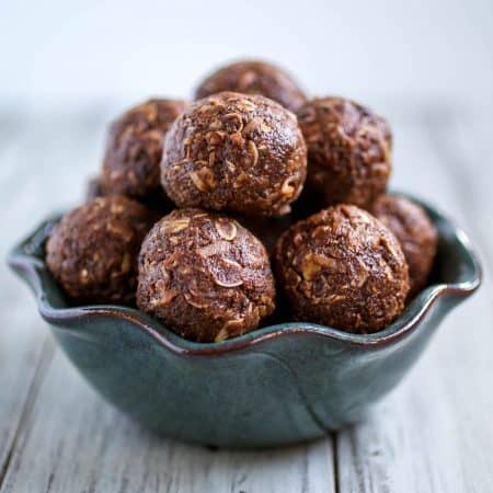 Dark Chocolate Energy Balls - Need a healthier, quick sweet treat? I've got you covered with these Dark Chocolate Energy Balls.