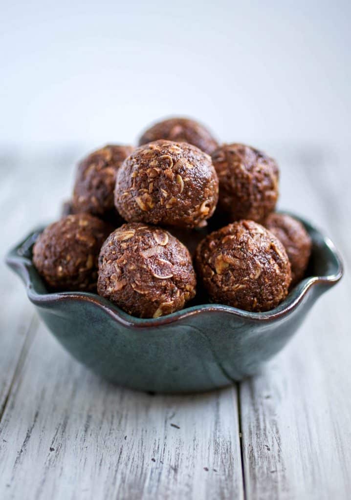 Dark Chocolate Energy Balls - Need a healthier, quick sweet treat? I've got you covered with these Dark Chocolate Energy Balls.