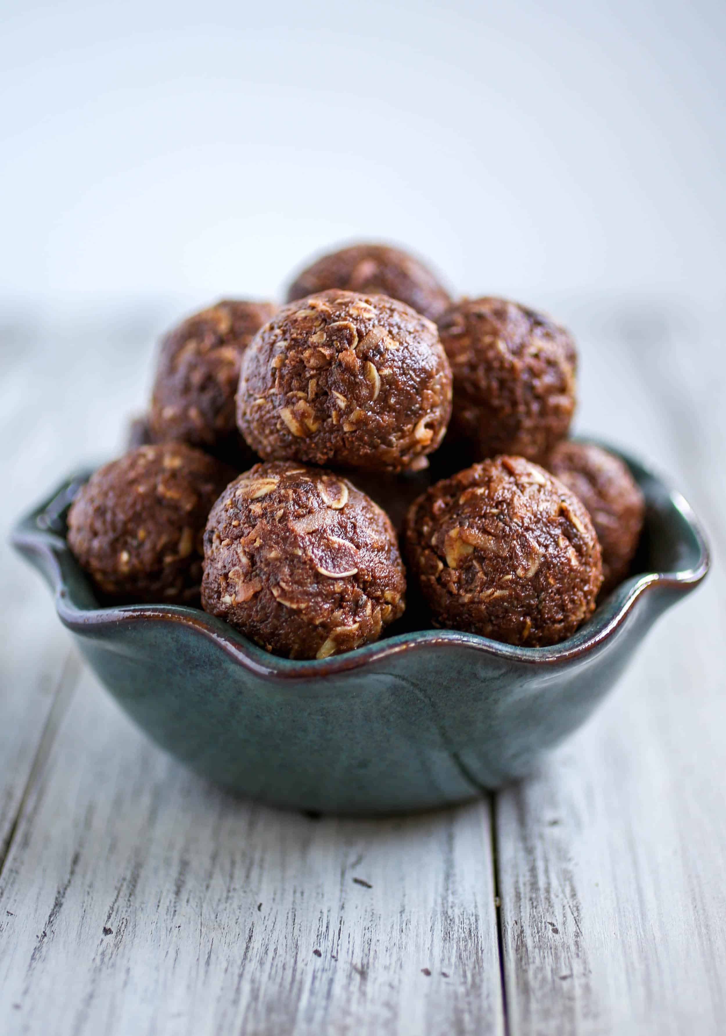 Dark Chocolate Energy Balls - Need a healthier, quick sweet treat? I've got you covered with these Dark Chocolate Energy Balls.