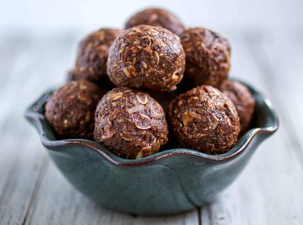 Dark Chocolate Energy Balls - Need a healthier, quick sweet treat? I've got you covered with these Dark Chocolate Energy Balls.