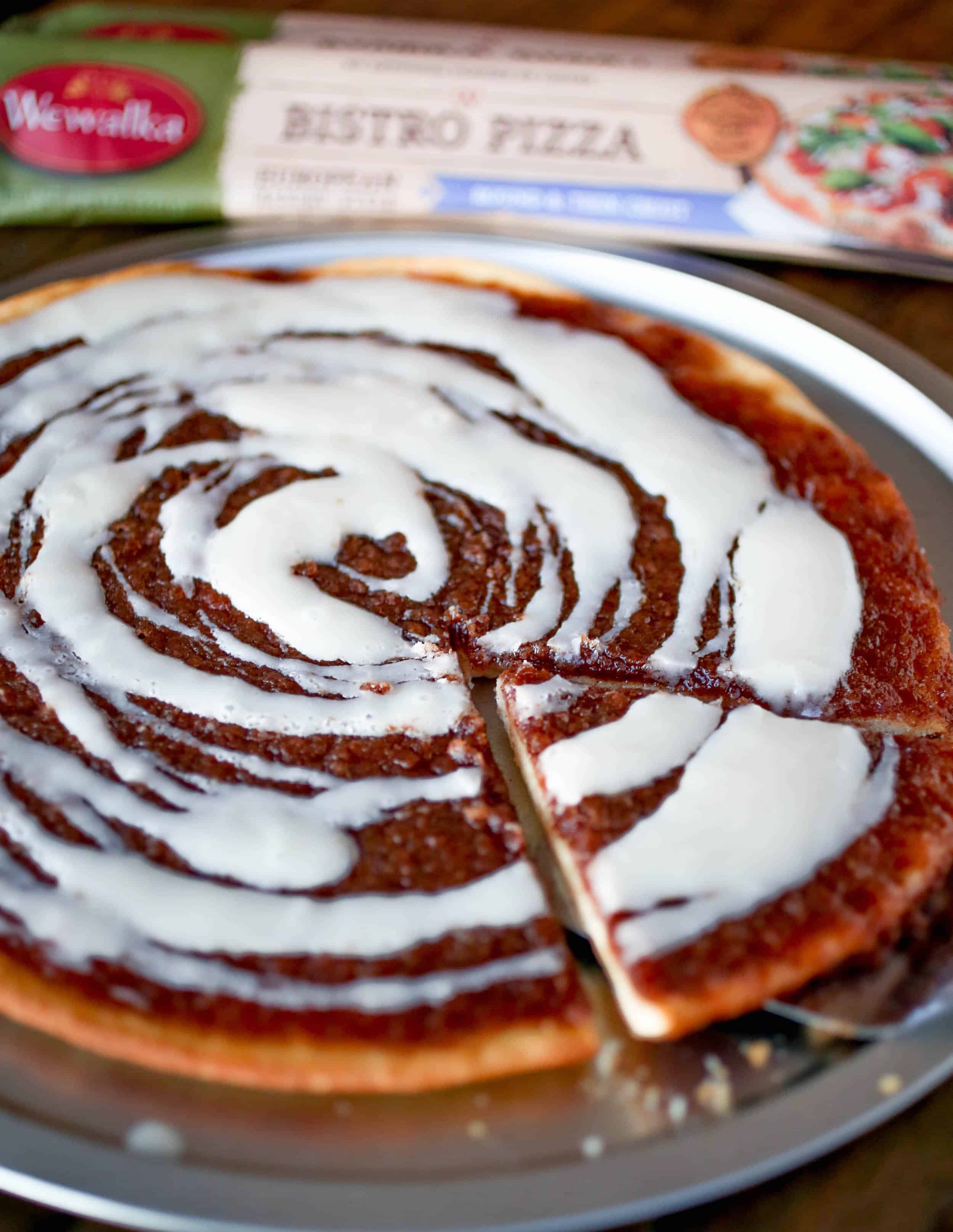 Cinnamon Roll Dessert Pizza. 